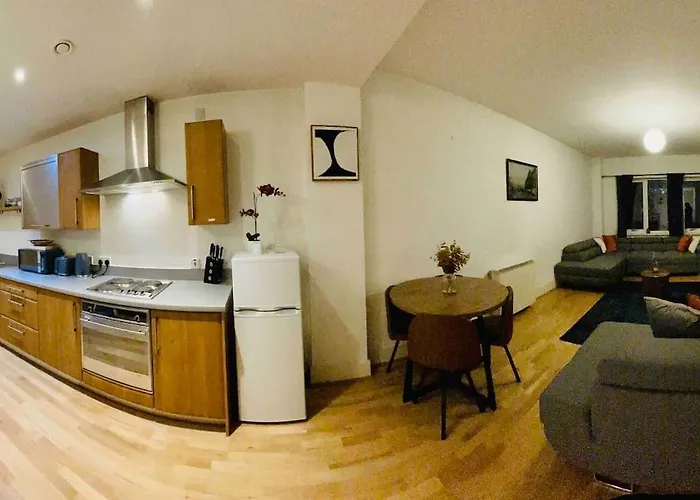 Beautiful Central Open Plan Living!