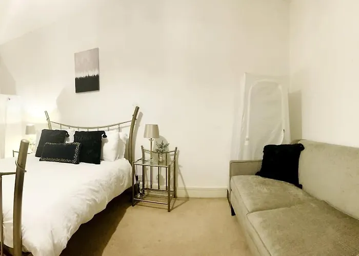 Beautiful Central Open Plan Living!