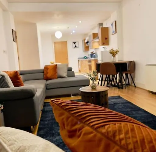 Beautiful Central Open Plan Living!